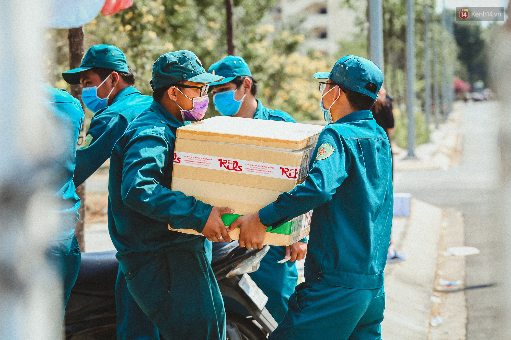 Người cách ly ở KTX âm thầm mua sữa tặng các anh dân quân tự vệ để cảm ơn vì ngày đêm chuyển hàng viện trợ - Ảnh 2. Người cách ly ở KTX âm thầm mua sữa tặng các anh dân quân tự vệ để cảm ơn vì ngày đêm chuyển hàng viện trợ - Ảnh 2.