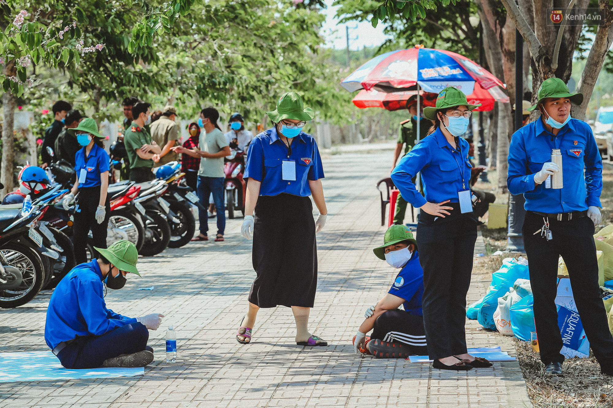 Người cách ly ở KTX âm thầm mua sữa tặng các anh dân quân tự vệ để cảm ơn vì ngày đêm chuyển hàng viện trợ - Ảnh 9. Người cách ly ở KTX âm thầm mua sữa tặng các anh dân quân tự vệ để cảm ơn vì ngày đêm chuyển hàng viện trợ - Ảnh 9.