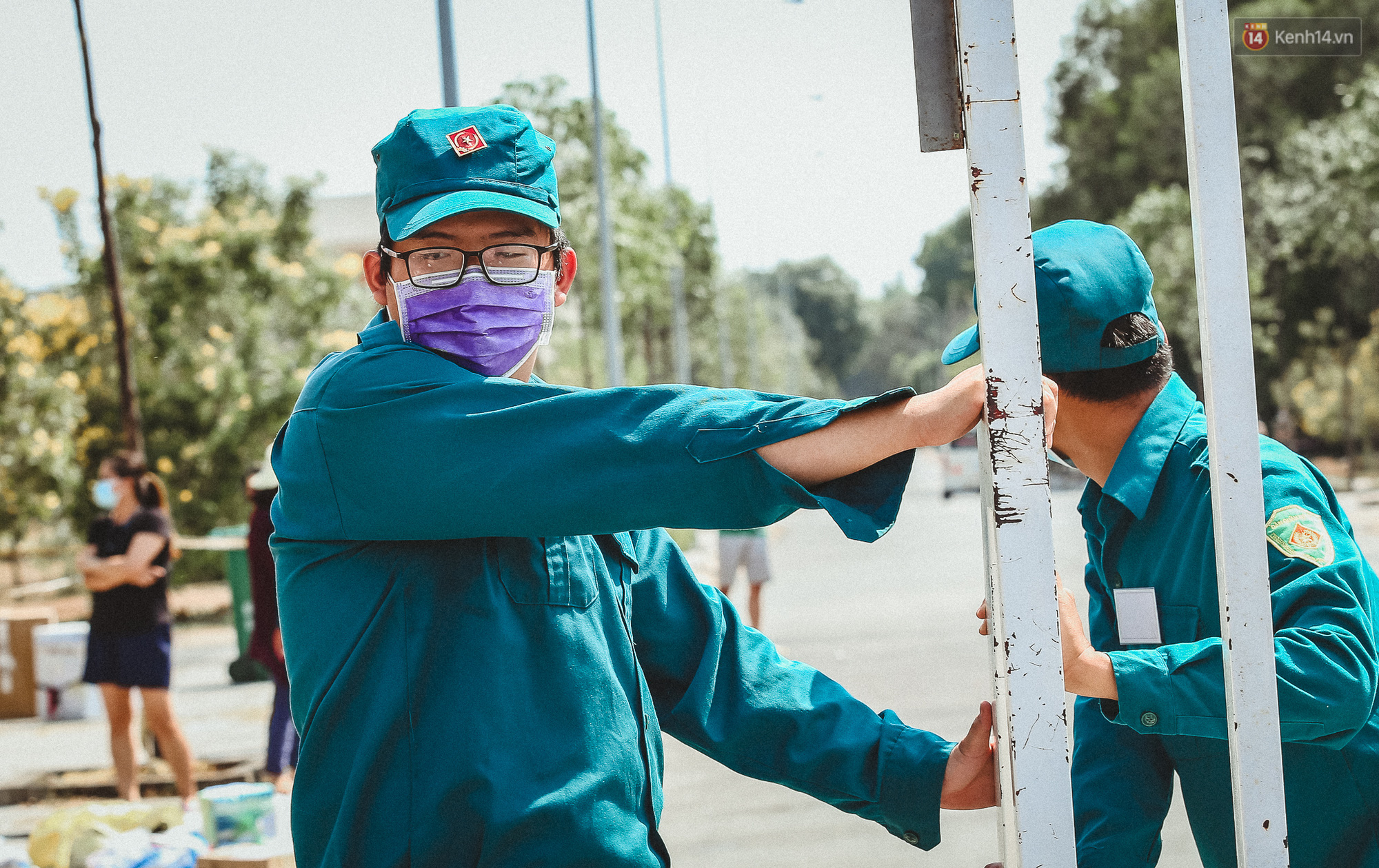 Người cách ly ở KTX âm thầm mua sữa tặng các anh dân quân tự vệ để cảm ơn vì ngày đêm chuyển hàng viện trợ - Ảnh 1. Người cách ly ở KTX âm thầm mua sữa tặng các anh dân quân tự vệ để cảm ơn vì ngày đêm chuyển hàng viện trợ - Ảnh 1.