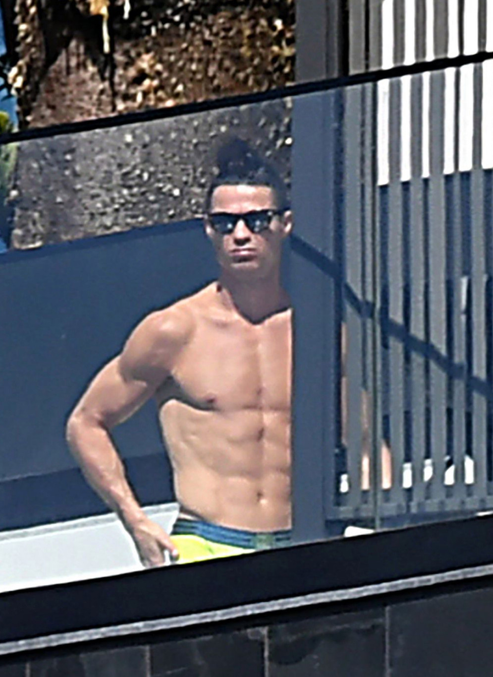 Đã lâu không thể thi đấu vì dịch Covid-19, Ronaldo vẫn khiến các fan phải xuýt xoa khi khoe body cực phẩm, đẹp như tượng tạc - Ảnh 3. Đã lâu không thể thi đấu vì dịch Covid-19, Ronaldo vẫn khiến các fan phải xuýt xoa khi khoe body cực phẩm, đẹp như tượng tạc - Ảnh 3.