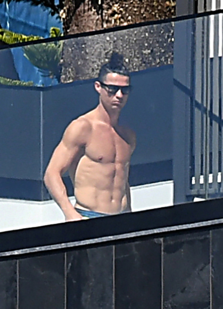 Đã lâu không thể thi đấu vì dịch Covid-19, Ronaldo vẫn khiến các fan phải xuýt xoa khi khoe body cực phẩm, đẹp như tượng tạc - Ảnh 2. Đã lâu không thể thi đấu vì dịch Covid-19, Ronaldo vẫn khiến các fan phải xuýt xoa khi khoe body cực phẩm, đẹp như tượng tạc - Ảnh 2.