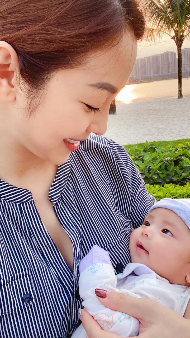 Con gái Jennifer Phạm mới 2 tháng tuổi đã lộ rõ visual cực tiềm năng: Dự sẽ thành tiểu mỹ nhân Vbiz đây! - Ảnh 2.