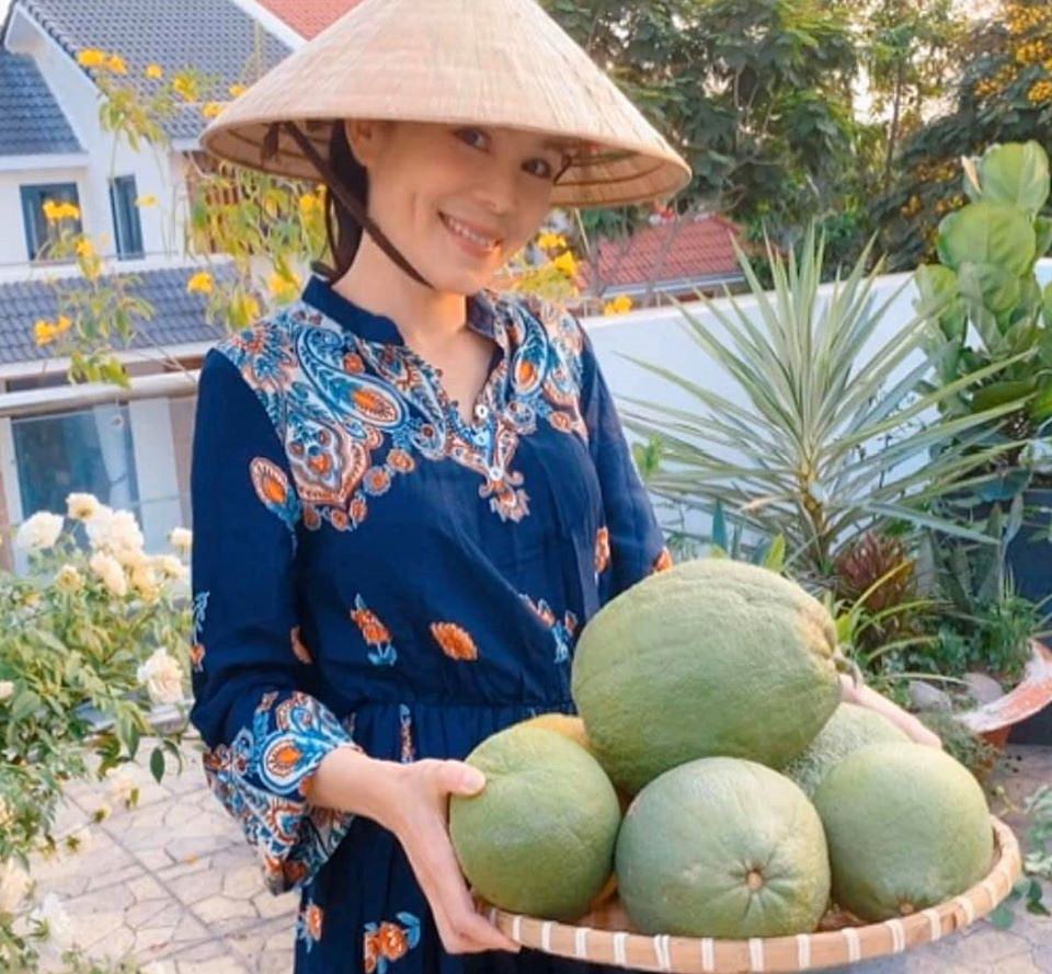 Bà xã Quyền Linh khoe thành quả thu hoạch hoa trái sai trĩu trong căn biệt thự 21 tỷ, được cả chồng lẫn 2 cô con gái xinh đẹp phụ giúp - Ảnh 2.