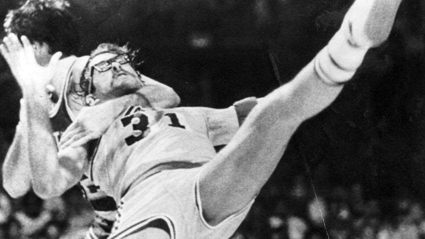 Top 10 tình huống triệt hạ đầy tai tiếng trong lịch sử NBA - Ảnh 19. Top 10 tình huống triệt hạ đầy tai tiếng trong lịch sử NBA - Ảnh 19.