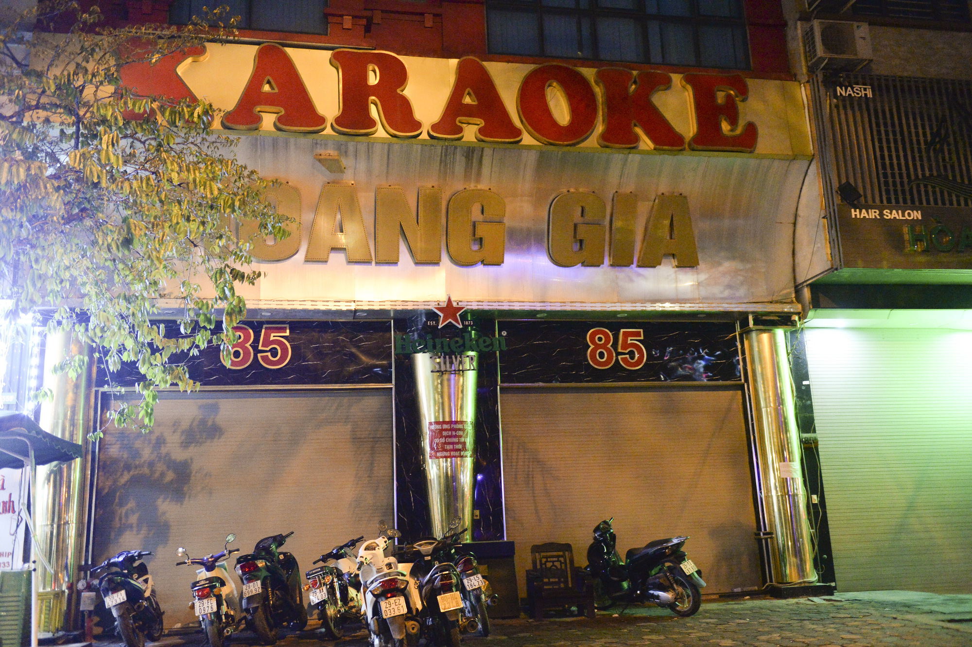 Hình ảnh khác lạ của các phố karaoke nổi tiếng Hà Nội sau chỉ đạo đóng cửa tạm thời - Ảnh 1.