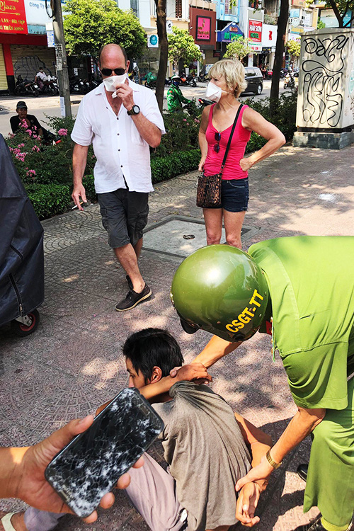 Thiếu niên 16 tuổi tấn công vợ chồng du khách Pháp cướp giật tài sản ở Sài Gòn - Ảnh 1.