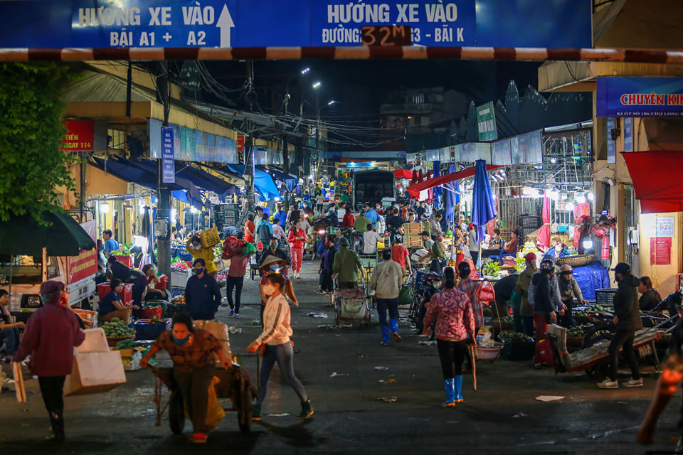Hà Nội: Chợ đầu mối trầm lắng giữa bão dịch Covid-19, nhiều người vẫn thờ ơ không đeo khẩu trang - Ảnh 9. Hà Nội: Chợ đầu mối trầm lắng giữa bão dịch Covid-19, nhiều người vẫn thờ ơ không đeo khẩu trang - Ảnh 9.
