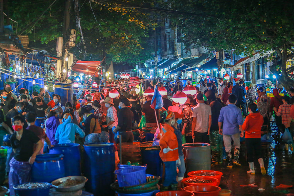 Hà Nội: Chợ đầu mối trầm lắng giữa bão dịch Covid-19, nhiều người vẫn thờ ơ không đeo khẩu trang - Ảnh 17. Hà Nội: Chợ đầu mối trầm lắng giữa bão dịch Covid-19, nhiều người vẫn thờ ơ không đeo khẩu trang - Ảnh 17.