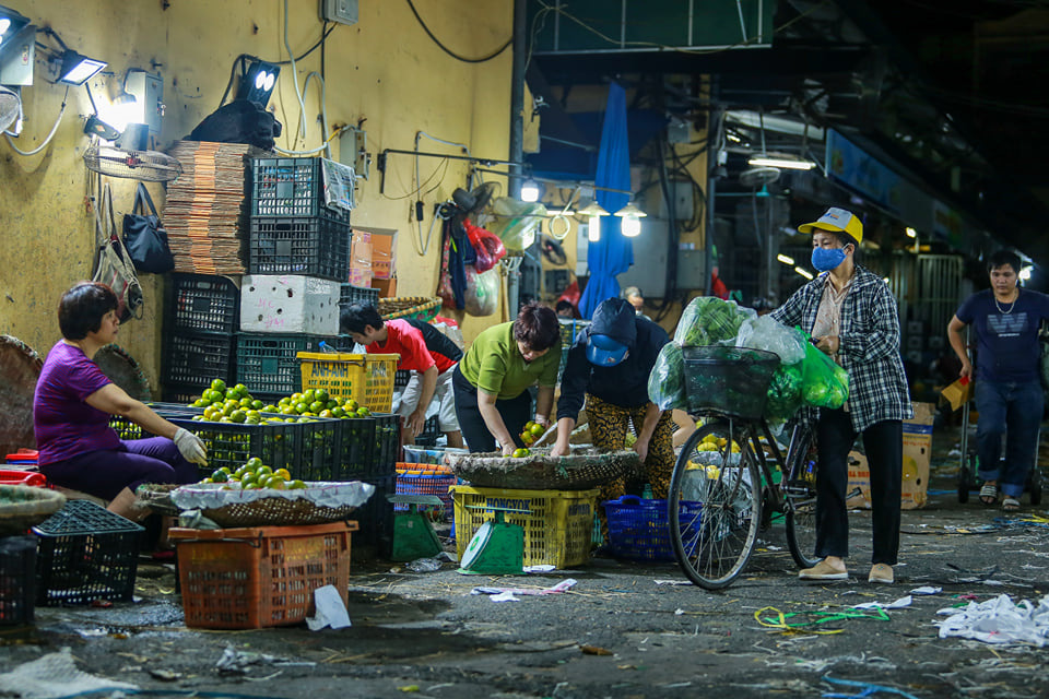 Hà Nội: Chợ đầu mối trầm lắng giữa bão dịch Covid-19, nhiều người vẫn thờ ơ không đeo khẩu trang - Ảnh 13. Hà Nội: Chợ đầu mối trầm lắng giữa bão dịch Covid-19, nhiều người vẫn thờ ơ không đeo khẩu trang - Ảnh 13.