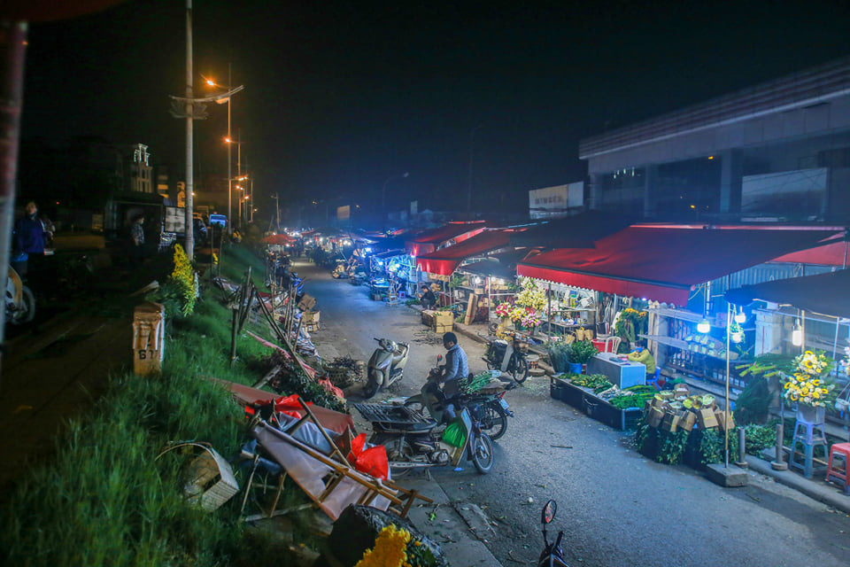 Hà Nội: Chợ đầu mối trầm lắng giữa bão dịch Covid-19, nhiều người vẫn thờ ơ không đeo khẩu trang - Ảnh 2. Hà Nội: Chợ đầu mối trầm lắng giữa bão dịch Covid-19, nhiều người vẫn thờ ơ không đeo khẩu trang - Ảnh 2.
