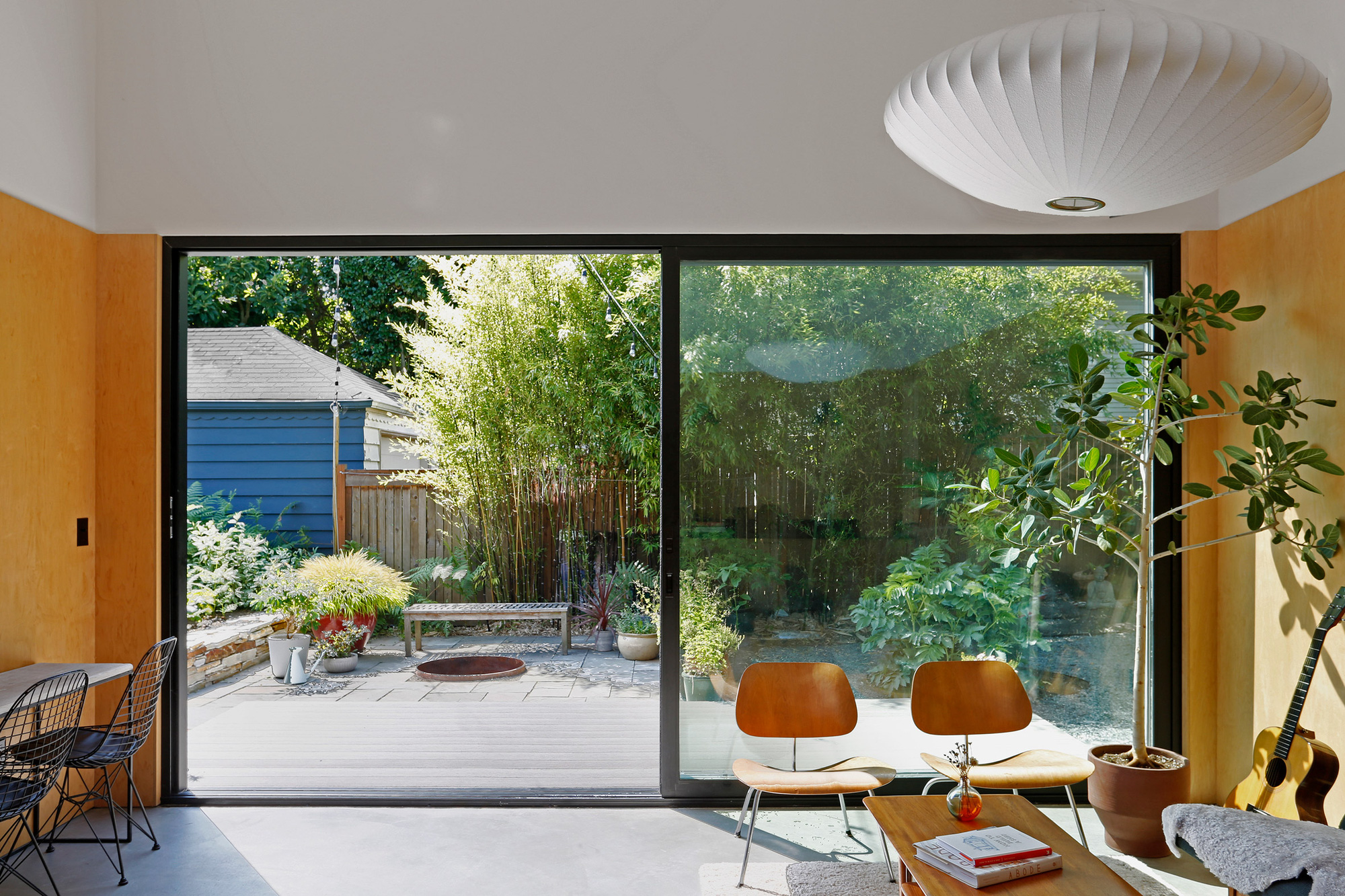 Ngôi nhà 54m² nhưng với cách thiết kế sáng tạo đã biến mặt tiền 4m thành 2 không gian vừa cho thuê vừa sử dụng tách biệt - Ảnh 7. Ngôi nhà 54m² nhưng với cách thiết kế sáng tạo đã biến mặt tiền 4m thành 2 không gian vừa cho thuê vừa sử dụng tách biệt - Ảnh 7.