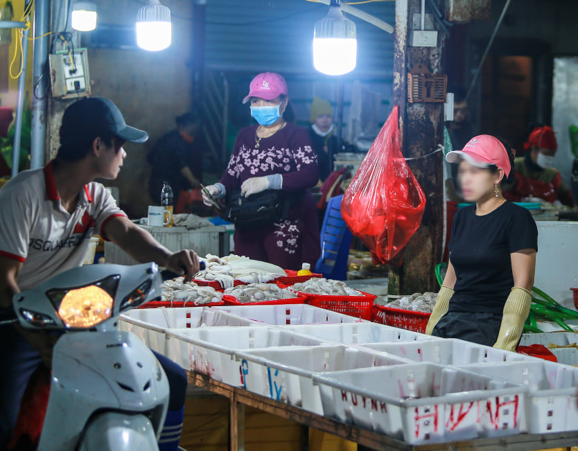 Hà Nội: Chợ đầu mối trầm lắng giữa bão dịch Covid-19, nhiều người vẫn thờ ơ không đeo khẩu trang - Ảnh 19. Hà Nội: Chợ đầu mối trầm lắng giữa bão dịch Covid-19, nhiều người vẫn thờ ơ không đeo khẩu trang - Ảnh 19.