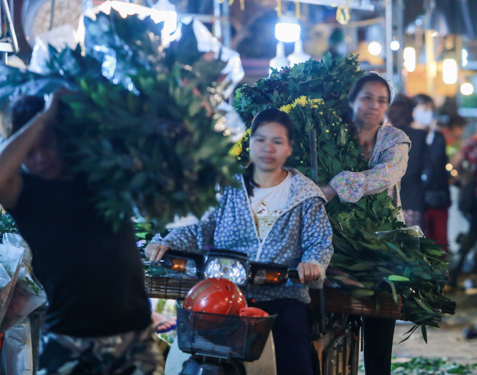 Hà Nội: Chợ đầu mối trầm lắng giữa bão dịch Covid-19, nhiều người vẫn thờ ơ không đeo khẩu trang - Ảnh 4. Hà Nội: Chợ đầu mối trầm lắng giữa bão dịch Covid-19, nhiều người vẫn thờ ơ không đeo khẩu trang - Ảnh 4.