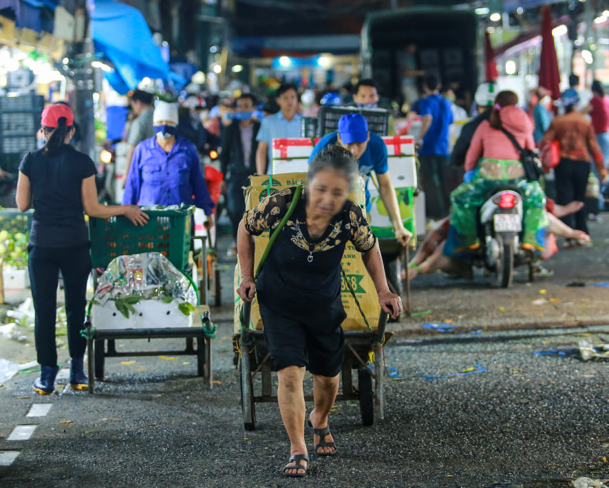 Hà Nội: Chợ đầu mối trầm lắng giữa bão dịch Covid-19, nhiều người vẫn thờ ơ không đeo khẩu trang - Ảnh 16. Hà Nội: Chợ đầu mối trầm lắng giữa bão dịch Covid-19, nhiều người vẫn thờ ơ không đeo khẩu trang - Ảnh 16.