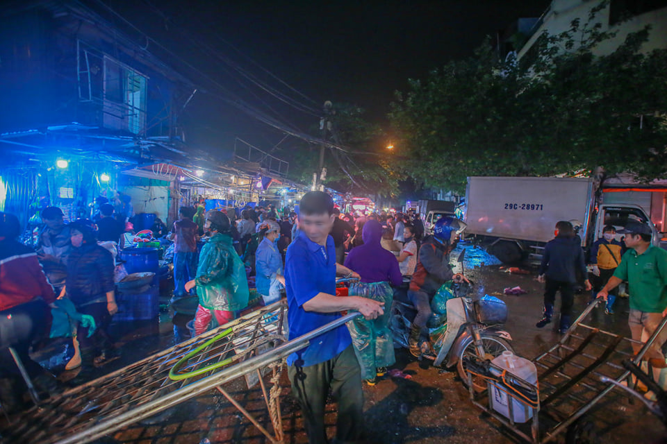 Hà Nội: Chợ đầu mối trầm lắng giữa bão dịch Covid-19, nhiều người vẫn thờ ơ không đeo khẩu trang - Ảnh 21. Hà Nội: Chợ đầu mối trầm lắng giữa bão dịch Covid-19, nhiều người vẫn thờ ơ không đeo khẩu trang - Ảnh 21.
