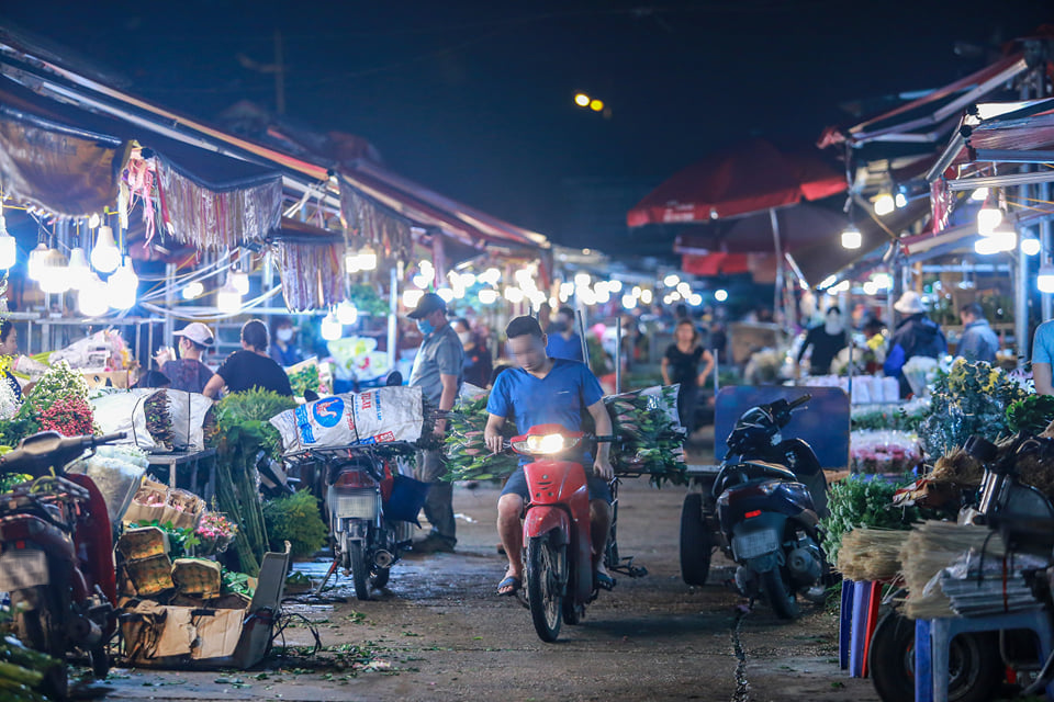 Hà Nội: Chợ đầu mối trầm lắng giữa bão dịch Covid-19, nhiều người vẫn thờ ơ không đeo khẩu trang - Ảnh 3. Hà Nội: Chợ đầu mối trầm lắng giữa bão dịch Covid-19, nhiều người vẫn thờ ơ không đeo khẩu trang - Ảnh 3.