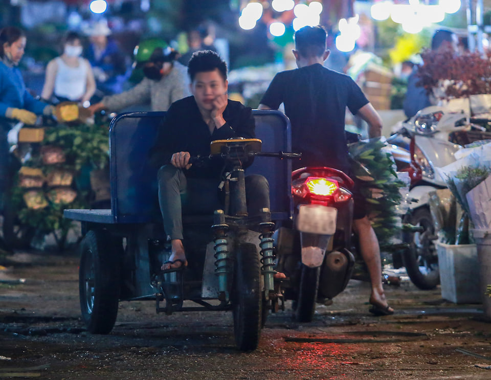 Hà Nội: Chợ đầu mối trầm lắng giữa bão dịch Covid-19, nhiều người vẫn thờ ơ không đeo khẩu trang - Ảnh 6. Hà Nội: Chợ đầu mối trầm lắng giữa bão dịch Covid-19, nhiều người vẫn thờ ơ không đeo khẩu trang - Ảnh 6.