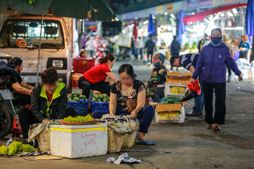 Hà Nội: Chợ đầu mối trầm lắng giữa bão dịch Covid-19, nhiều người vẫn thờ ơ không đeo khẩu trang - Ảnh 10. Hà Nội: Chợ đầu mối trầm lắng giữa bão dịch Covid-19, nhiều người vẫn thờ ơ không đeo khẩu trang - Ảnh 10.
