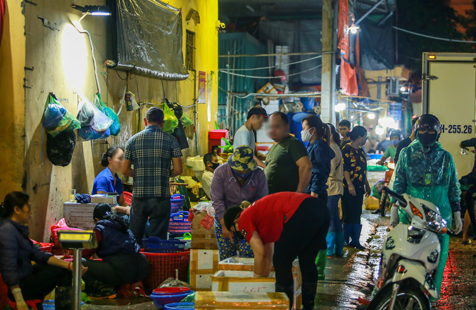 Hà Nội: Chợ đầu mối trầm lắng giữa bão dịch Covid-19, nhiều người vẫn thờ ơ không đeo khẩu trang - Ảnh 18. Hà Nội: Chợ đầu mối trầm lắng giữa bão dịch Covid-19, nhiều người vẫn thờ ơ không đeo khẩu trang - Ảnh 18.