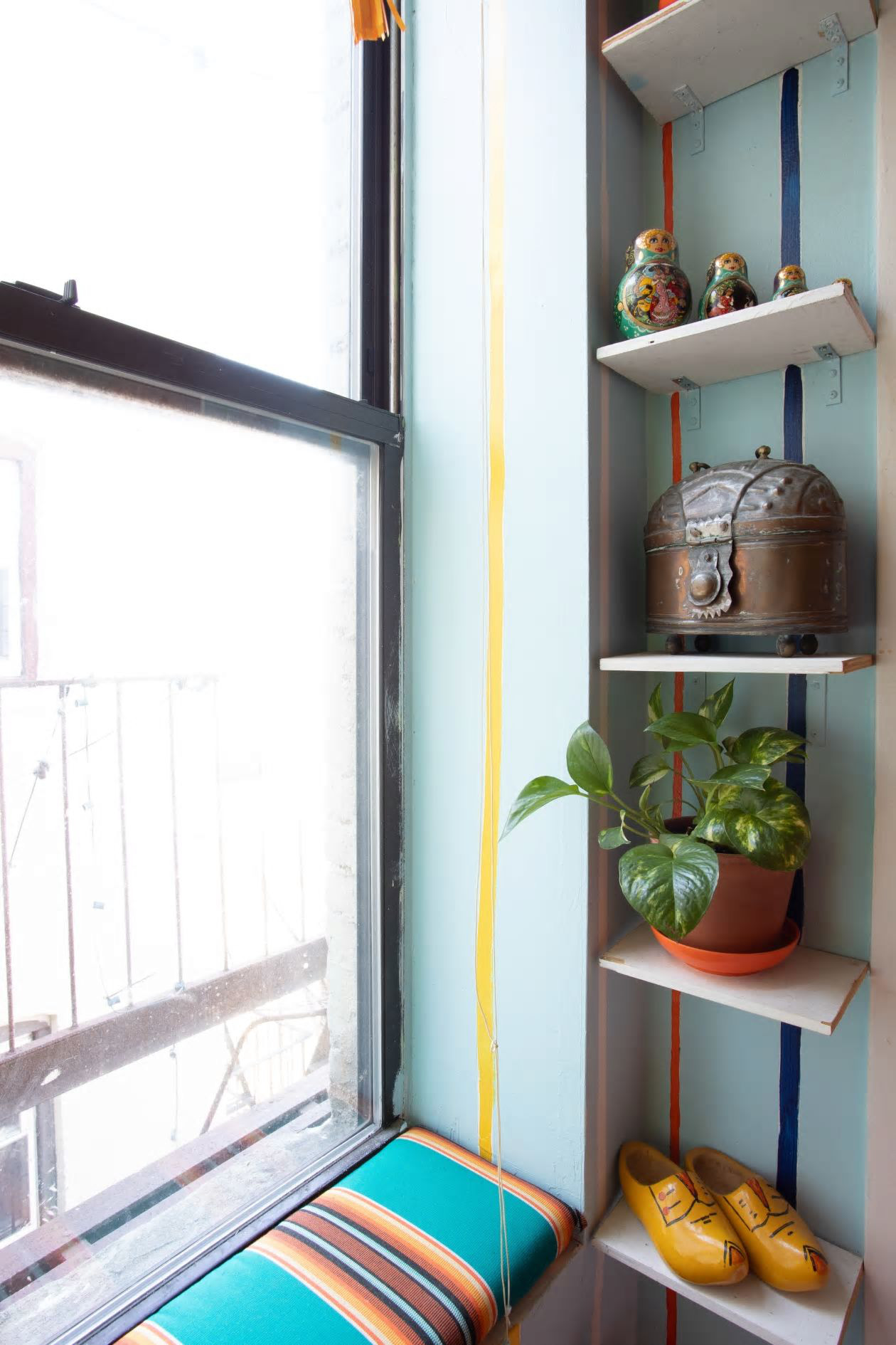 Căn hộ nhỏ 37m2 ở Brooklyn sử dụng những màu sắc đáng kinh ngạc trong trang trí nội thất - Ảnh 9. Căn hộ nhỏ 37m2 ở Brooklyn sử dụng những màu sắc đáng kinh ngạc trong trang trí nội thất - Ảnh 9.