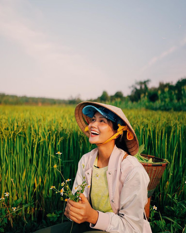 Ở nhà mùa dịch, H’hen Niê “tham vọng” trở thành food blogger: giới thiệu loạt đặc sản dân dã, có cả những món khiến nhiều người “sợ xanh mặt” - Ảnh 1. Ở nhà mùa dịch, H’hen Niê “tham vọng” trở thành food blogger: giới thiệu loạt đặc sản dân dã, có cả những món khiến nhiều người “sợ xanh mặt” - Ảnh 1.