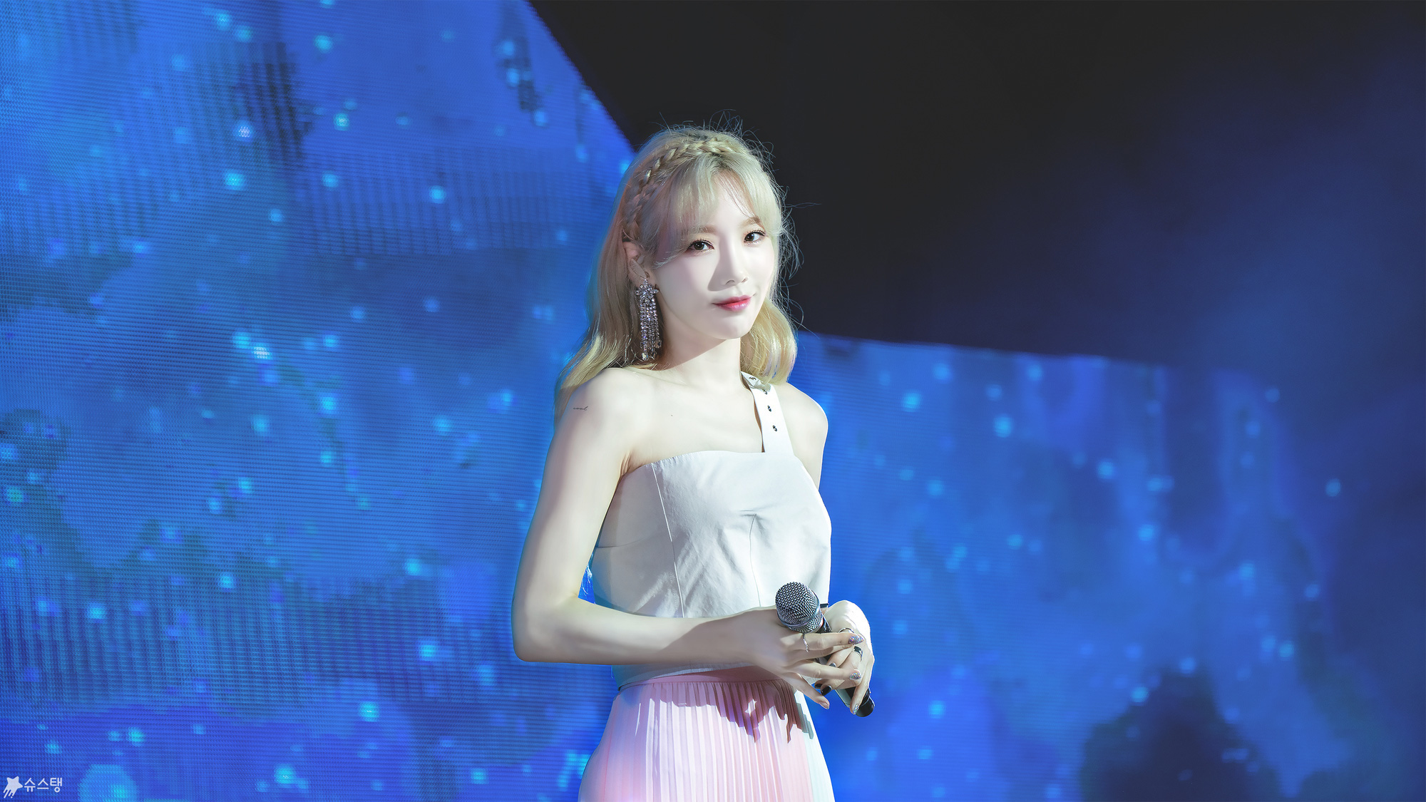 Idol Kpop trắng như trứng gà bóc không hiếm nhưng mỹ nhân này còn đạt tới cảnh giới... da và áo trắng như hòa làm một - Ảnh 1. Idol Kpop trắng như trứng gà bóc không hiếm nhưng mỹ nhân này còn đạt tới cảnh giới... da và áo trắng như hòa làm một - Ảnh 1.