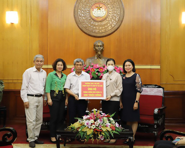 Trường THPT ở Hà Nội quyên góp nửa tỷ đồng cho công tác phòng, chống dịch COVID-19 - Ảnh 1.