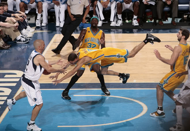 Top 10 tình huống triệt hạ đầy tai tiếng trong lịch sử NBA - Ảnh 7. Top 10 tình huống triệt hạ đầy tai tiếng trong lịch sử NBA - Ảnh 7.