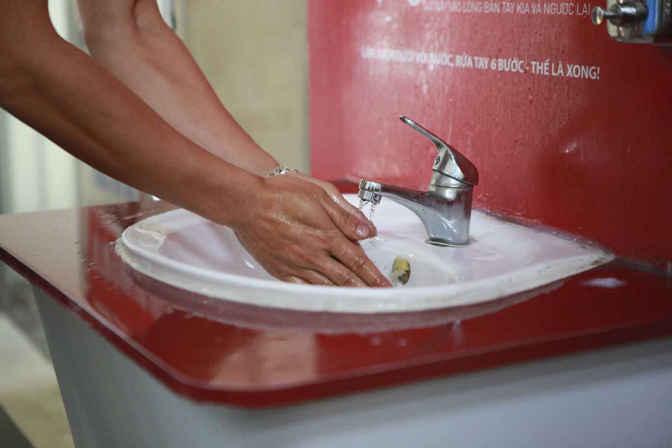 Lắp đặt trạm rửa tay dã chiến ở Hà Nội để phòng, chống dịch Covid-19 - Ảnh 4.