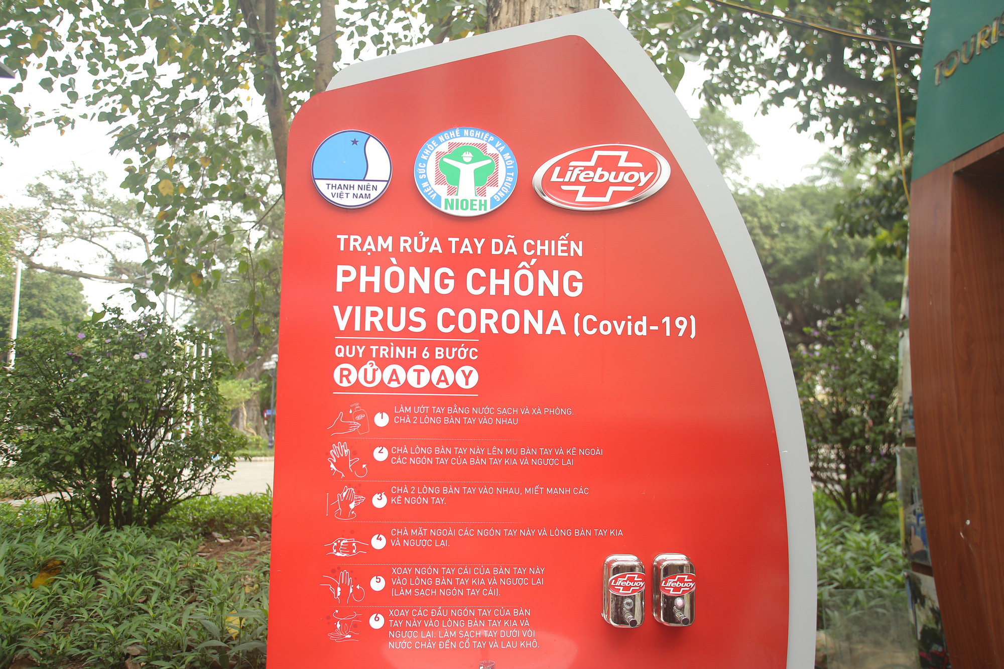 Lắp đặt trạm rửa tay dã chiến ở Hà Nội để phòng, chống dịch Covid-19 - Ảnh 5.