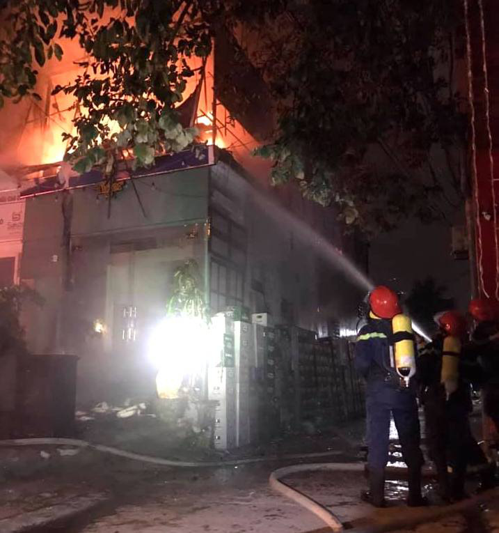Thấy nhà cùng tài sản bị lửa thiêu rụi, thanh niên hoảng loạn leo lên nóc nhà đòi tự tử - Ảnh 2. Thấy nhà cùng tài sản bị lửa thiêu rụi, thanh niên hoảng loạn leo lên nóc nhà đòi tự tử - Ảnh 2.