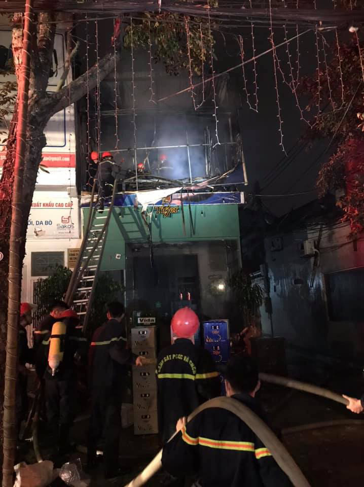 Thấy nhà cùng tài sản bị lửa thiêu rụi, thanh niên hoảng loạn leo lên nóc nhà đòi tự tử - Ảnh 1. Thấy nhà cùng tài sản bị lửa thiêu rụi, thanh niên hoảng loạn leo lên nóc nhà đòi tự tử - Ảnh 1.