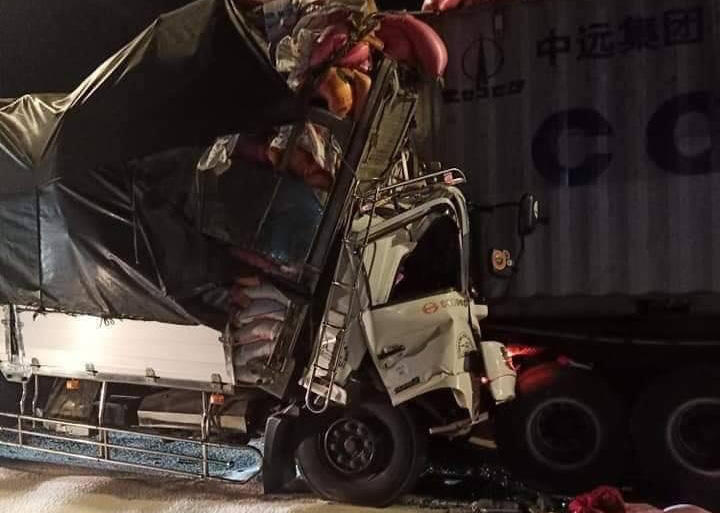 Tai nạn kinh hoàng: Xe chở gạo va chạm container trên quốc lộ, 3 người bị mắc kẹt trong cabin biến dạng - Ảnh 1.
