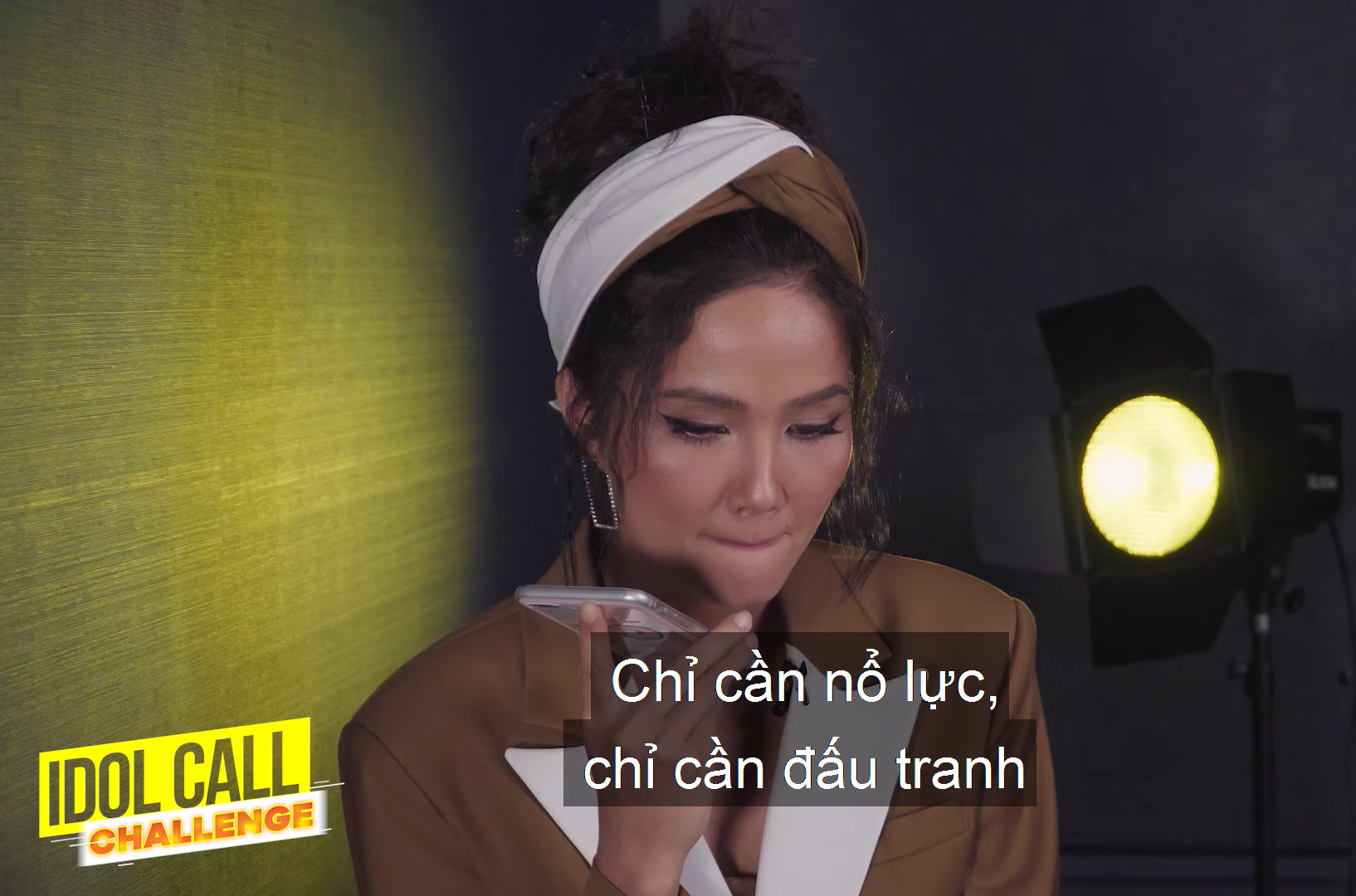 H’Hen Niê rưng rưng nước mắt nói về chuyện gặp áp lực khi có người yêu - Ảnh 3.