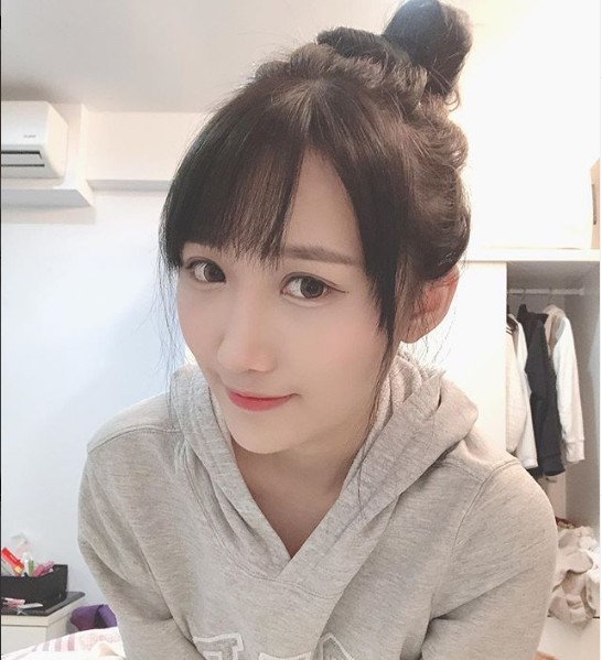 Đăng ảnh vu vơ rồi đánh đố fan Vùng trắng trắng tròn tròn kia là ngực hay đầu gối, cô nàng streamer LMHT xinh đẹp tăng view chóng mặt chỉ sau một đêm - Ảnh 6.