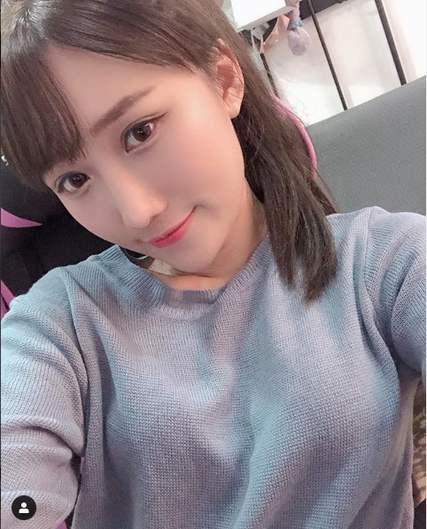 Đăng ảnh vu vơ rồi đánh đố fan Vùng trắng trắng tròn tròn kia là ngực hay đầu gối, cô nàng streamer LMHT xinh đẹp tăng view chóng mặt chỉ sau một đêm - Ảnh 4.