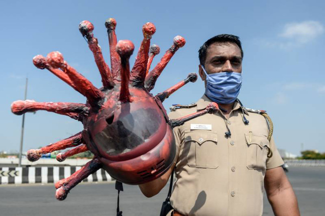 Cảnh sát Ấn Độ đội mũ bảo hiểm độc nhất vô nhị hình virus SARS-CoV-2 để dọa người dân không ra khỏi nhà - Ảnh 1.