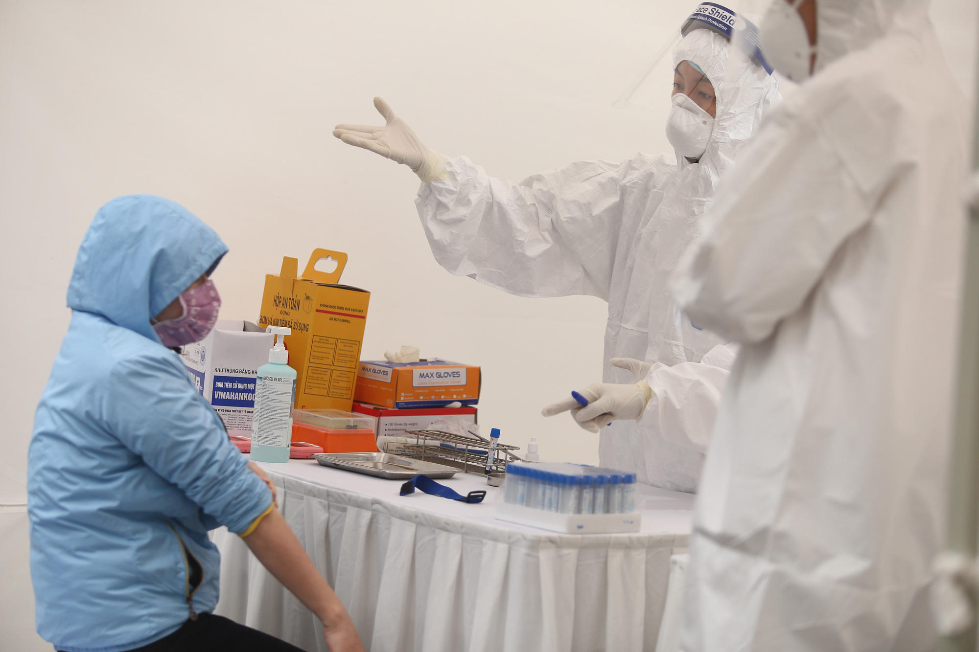 Chùm ảnh: Cận cảnh chốt lấy mẫu máu test Covid-19 xung quanh bệnh viện Bạch Mai - Ảnh 15.