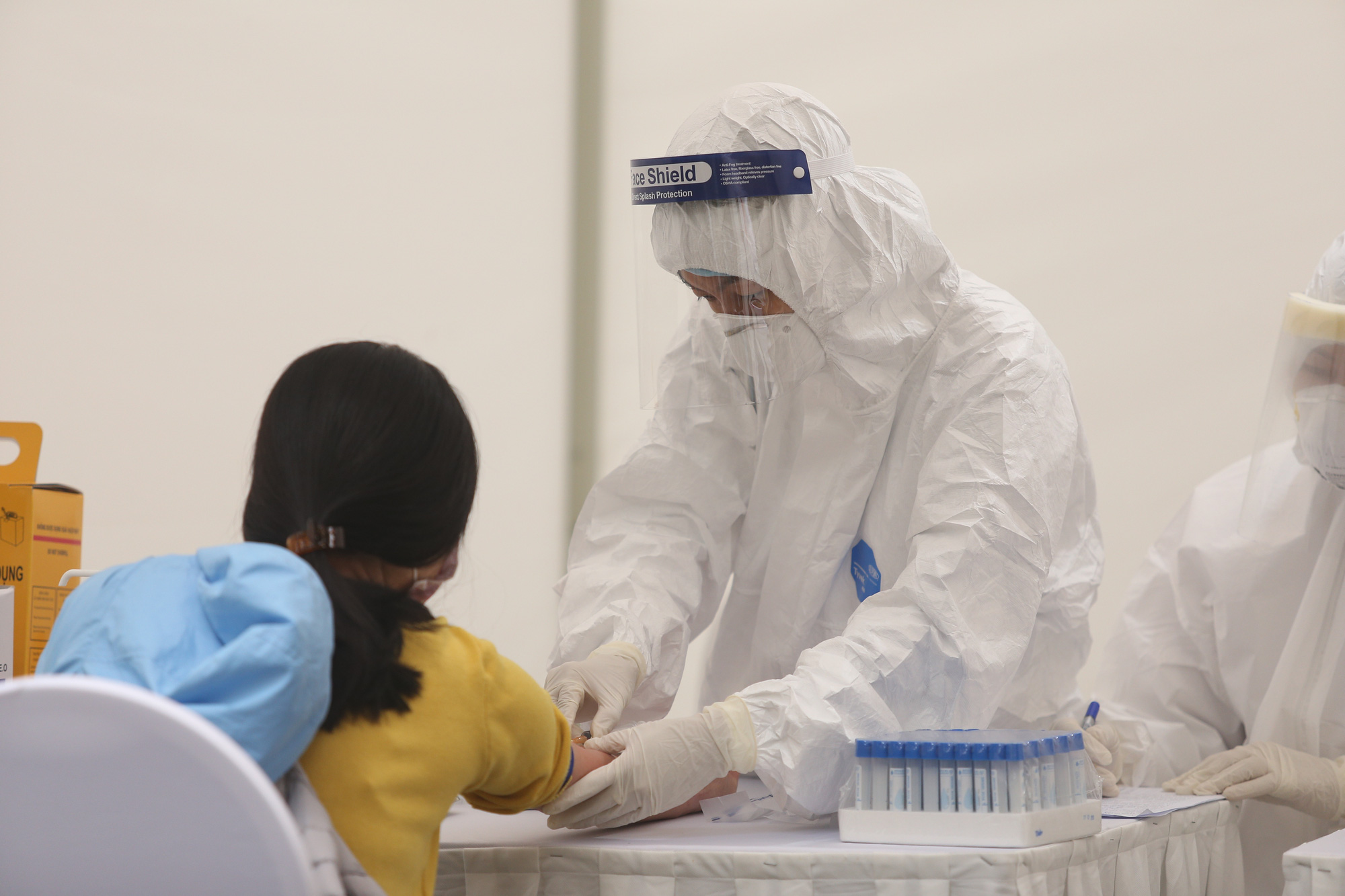 Chùm ảnh: Cận cảnh chốt lấy mẫu máu test Covid-19 xung quanh bệnh viện Bạch Mai - Ảnh 17.