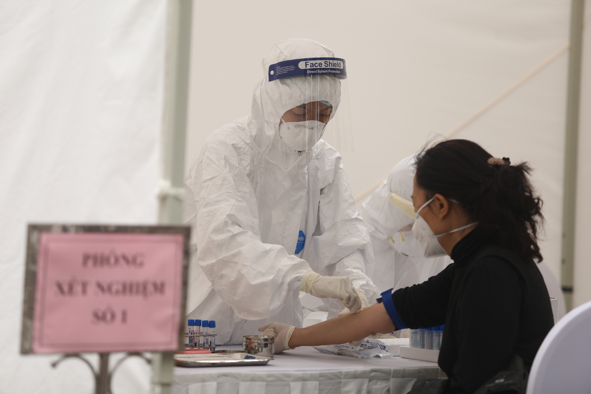 Chùm ảnh: Cận cảnh chốt lấy mẫu máu test Covid-19 xung quanh bệnh viện Bạch Mai - Ảnh 16.