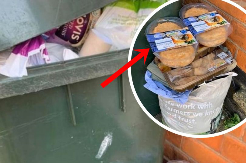 Sau &quot;cơn bão&quot; tích trữ thực phẩm vì Covid-19, thùng rác trên phố xuất hiện những thứ khiến nhiều người phải giật mình tự nhìn lại bản thân - Ảnh 1.