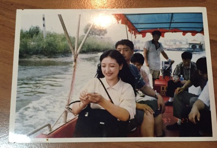 Câu hỏi chưa có lời giải đáp: Thời xưa làm gì có photoshop, mà sao các mẹ đều xinh đẹp vậy ta? - Ảnh 1. Câu hỏi chưa có lời giải đáp: Thời xưa làm gì có photoshop, mà sao các mẹ đều xinh đẹp vậy ta? - Ảnh 1.