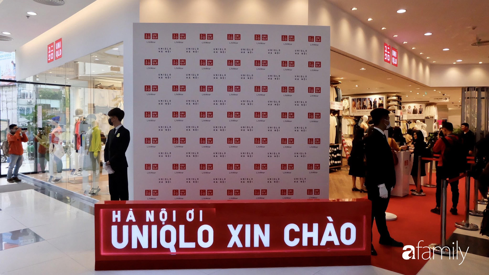 Khám phá cửa hàng Uniqlo đầu tiên tại Việt Nam