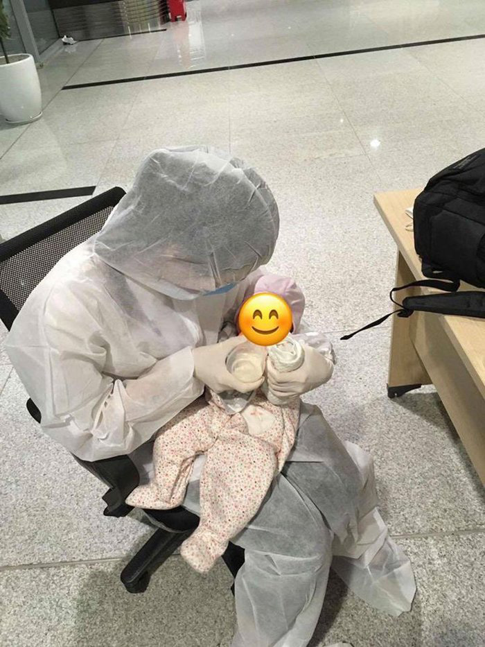 Chuyến bay đặc biệt: Cháu bé 2 tháng tuổi “một mình” từ Hàn Quốc về nước tránh dịch Covid-19 - Ảnh 3.