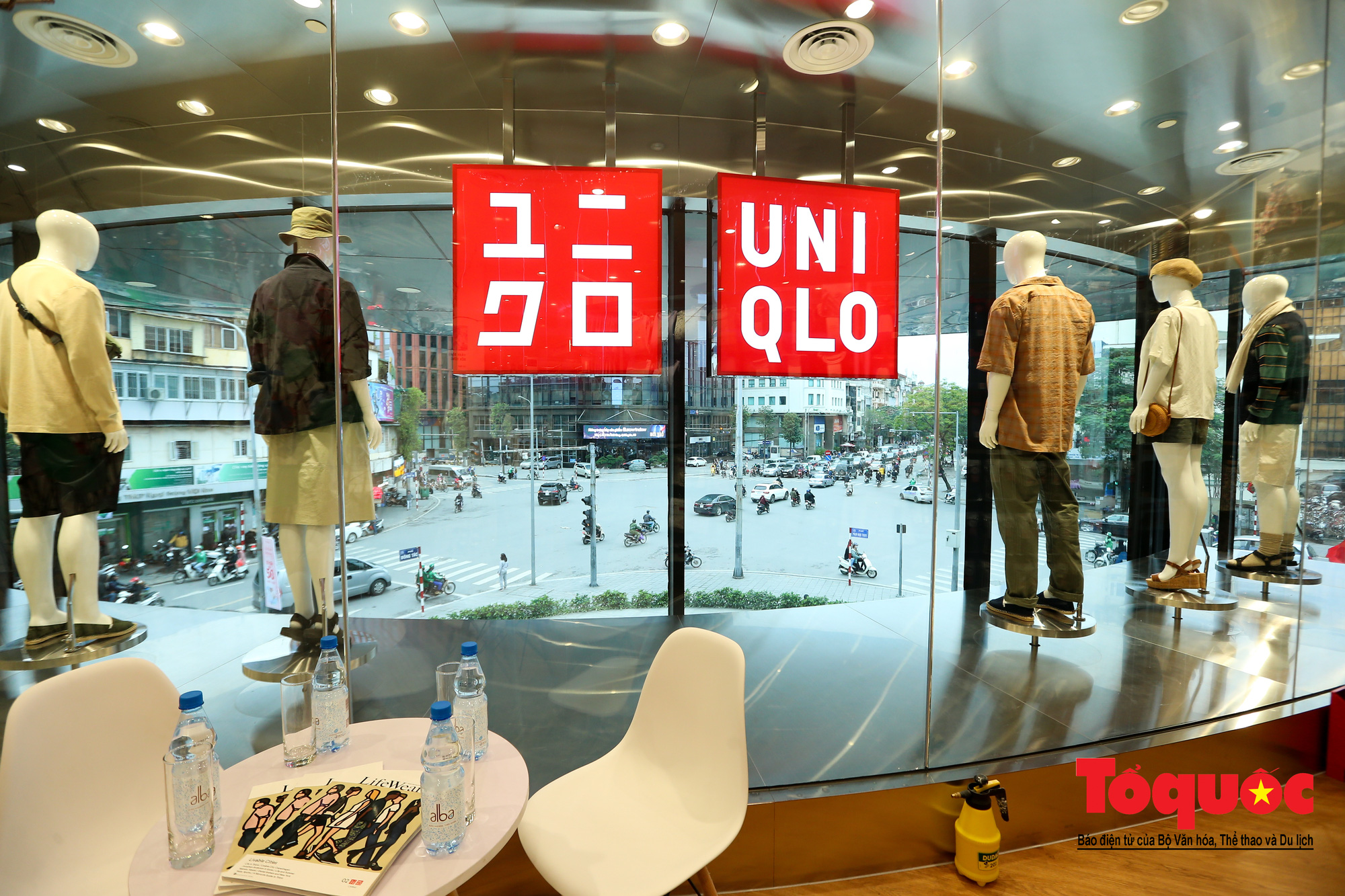 Uniqlo Hà Nội 1 tuần khai trương giữa dịch Covid19 khách thủ đô vẫn xếp  hàng đo thân nhiệt đeo khẩu trang sắm quần áo mới