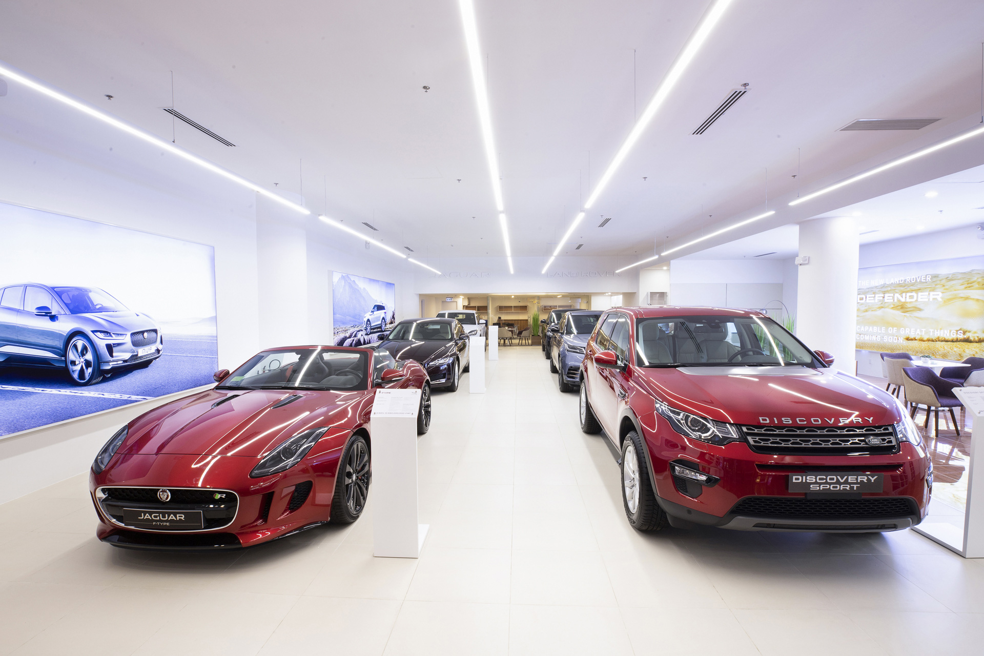 Jaguar Land Rover trưng dàn xe gần 30 tỷ tại Sài Gòn, ưu đãi hàng chục triệu đồng cho người mua - Ảnh 1. Jaguar Land Rover trưng dàn xe gần 30 tỷ tại Sài Gòn, ưu đãi hàng chục triệu đồng cho người mua - Ảnh 1.