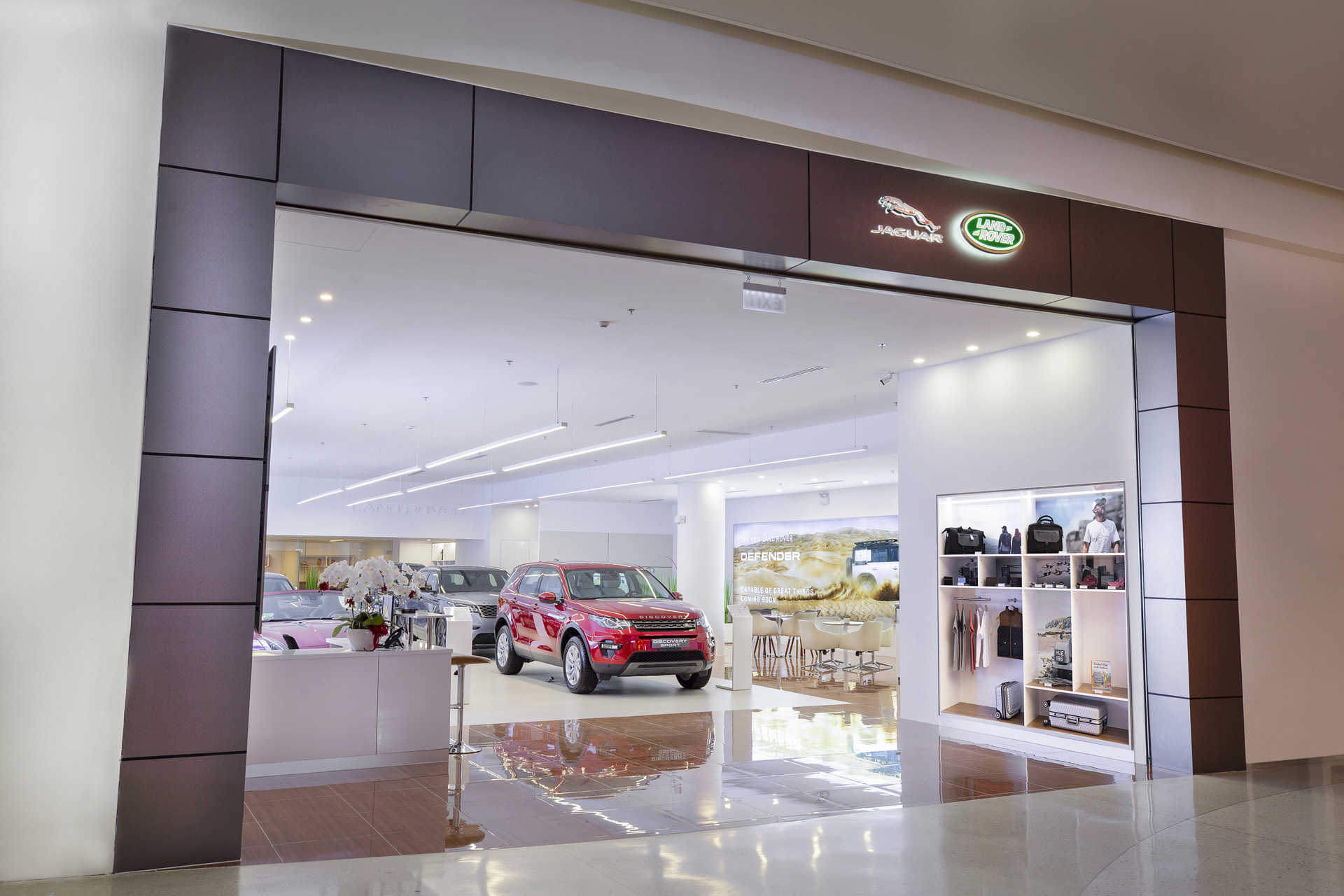 Jaguar Land Rover trưng dàn xe gần 30 tỷ tại Sài Gòn, ưu đãi hàng chục triệu đồng cho người mua - Ảnh 3. Jaguar Land Rover trưng dàn xe gần 30 tỷ tại Sài Gòn, ưu đãi hàng chục triệu đồng cho người mua - Ảnh 3.
