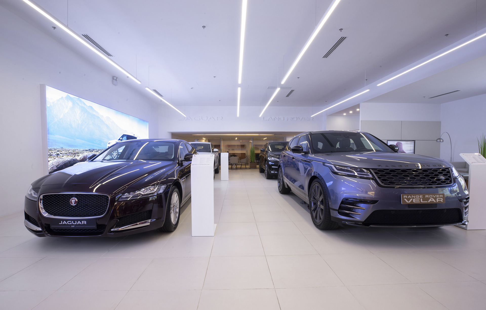Jaguar Land Rover trưng dàn xe gần 30 tỷ tại Sài Gòn, ưu đãi hàng chục triệu đồng cho người mua - Ảnh 2. Jaguar Land Rover trưng dàn xe gần 30 tỷ tại Sài Gòn, ưu đãi hàng chục triệu đồng cho người mua - Ảnh 2.