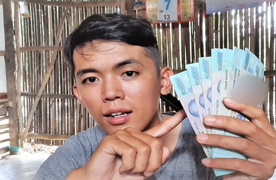 Youtuber nghèo nhất Việt Nam khoe xấp tiền dày cộp trên sóng, cộng đồng mạng tỏ ra lo lắng, khuyên anh chàng nên cẩn thận - Ảnh 2.