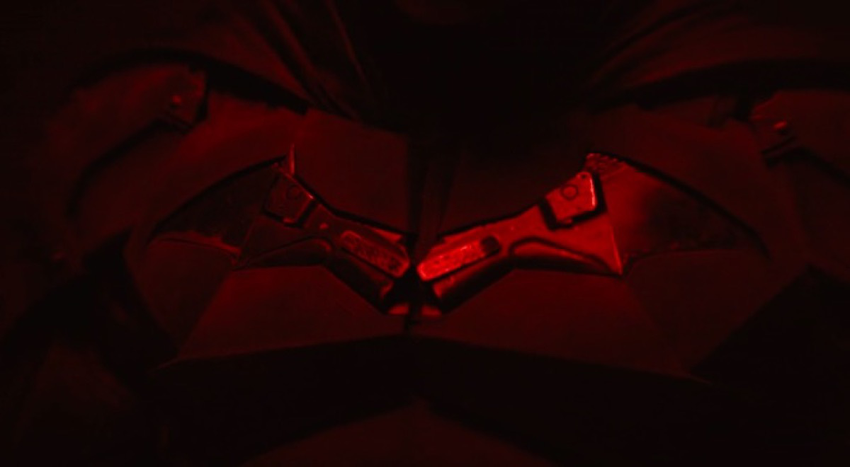 The Batman: Logo làm từ khẩu súng lục và những chi tiết đặc biệt trong trang phục mới của Batman - Ảnh 7.